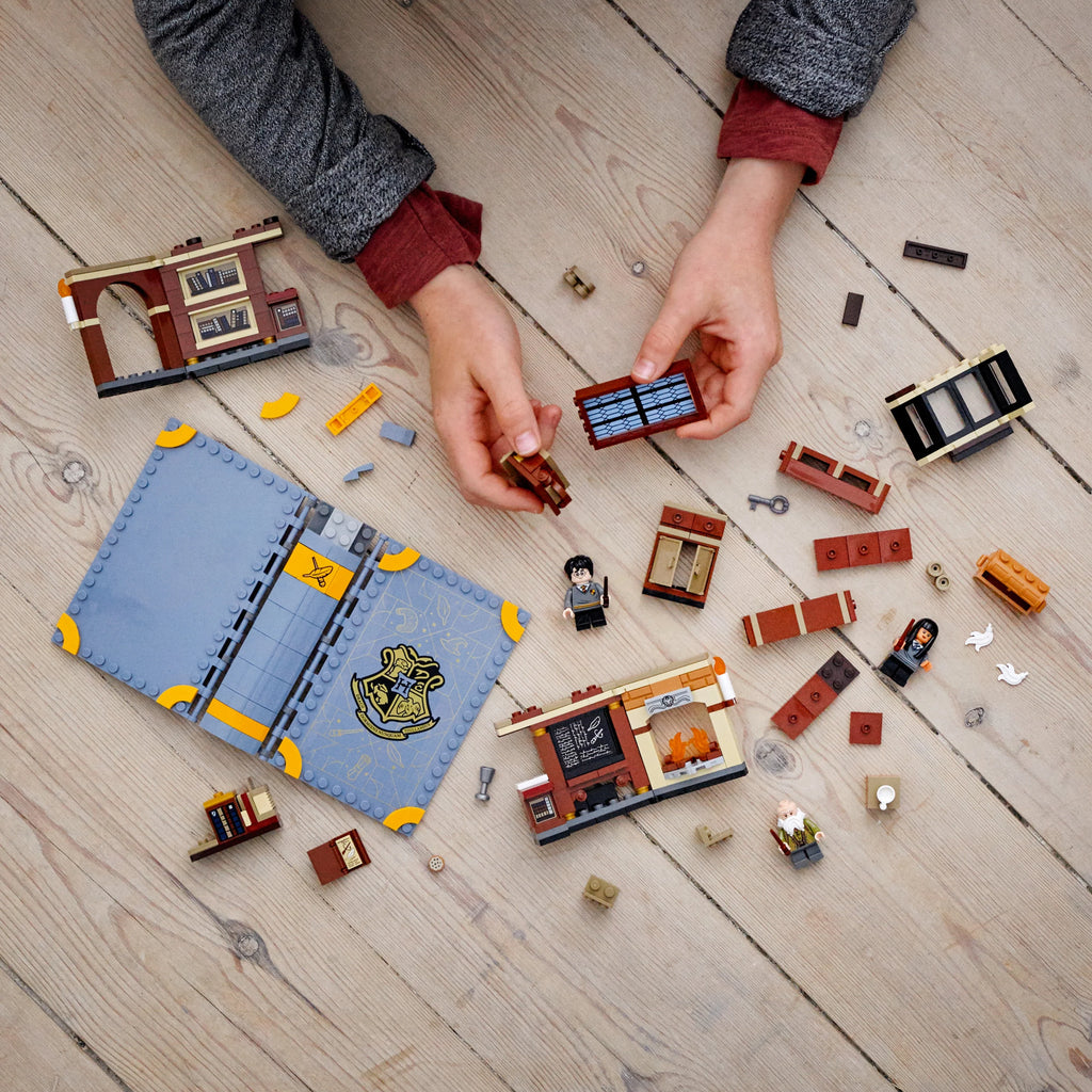 LEGO Hogwarts Moment: Charms Class Building Set (256 Pieces) R915